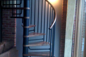 Modular spiralstair in beech stained chestnut with black spindles Newark e1471525178783 Modular spiralstair in beech stained chestnut with black spindles Newark e1471525178783